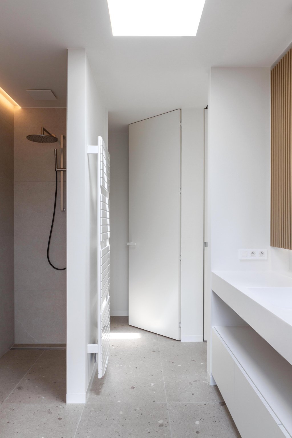 Minderhout - Villa met plafondhoge en minimalistische binnendeuren
