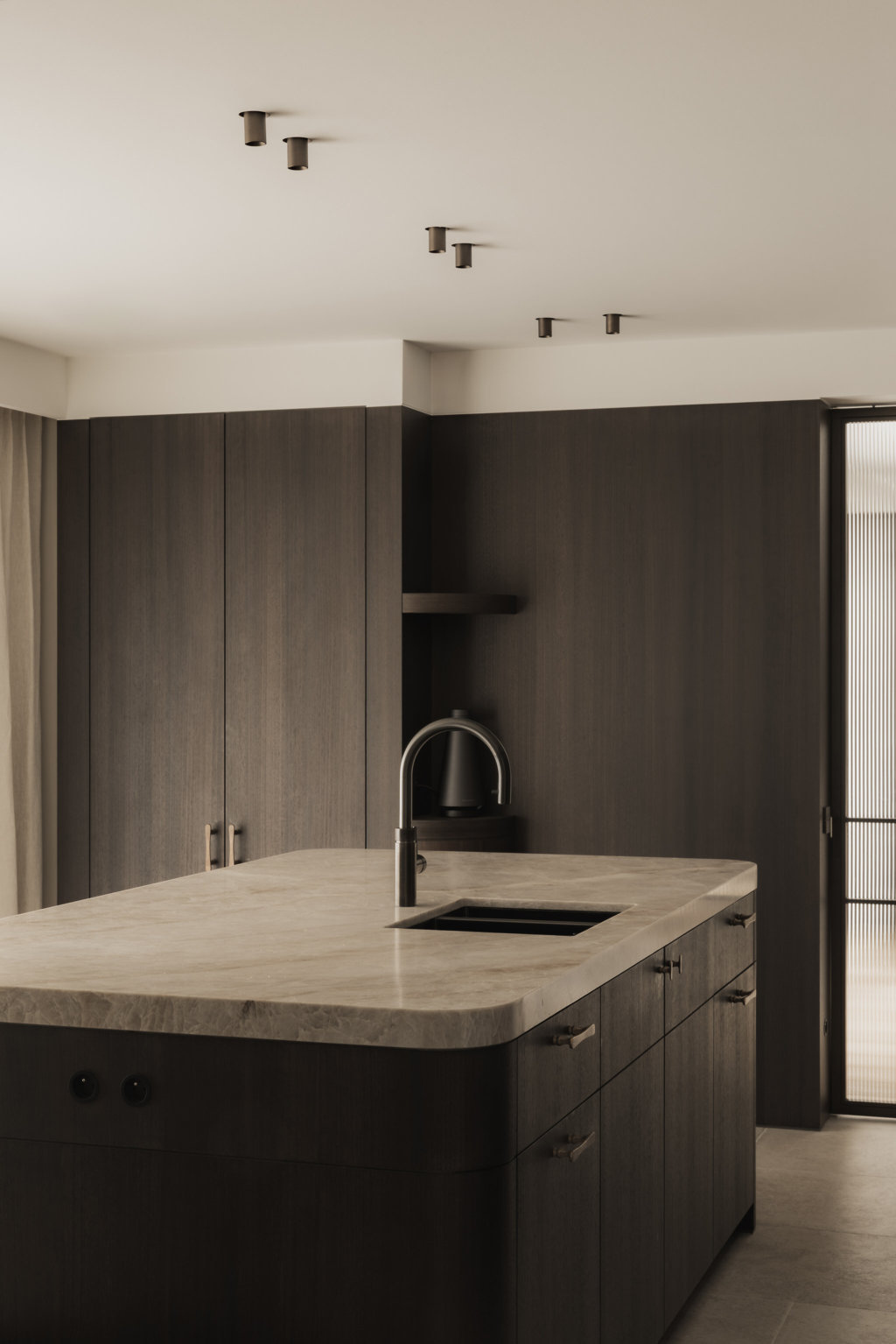 Modern interieur met tijdloze materialen