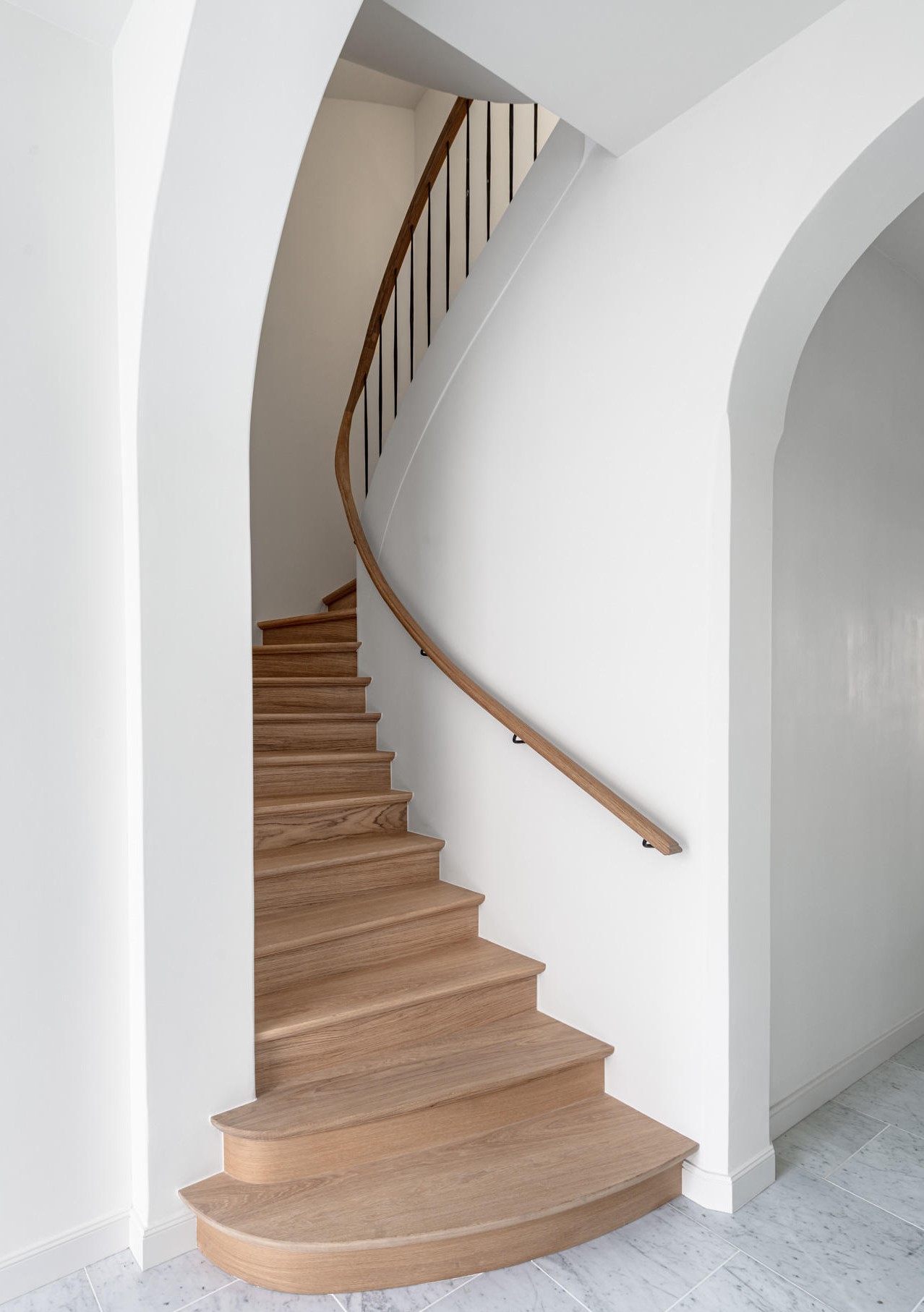 Ambachtelijke trap met balustrade in curve