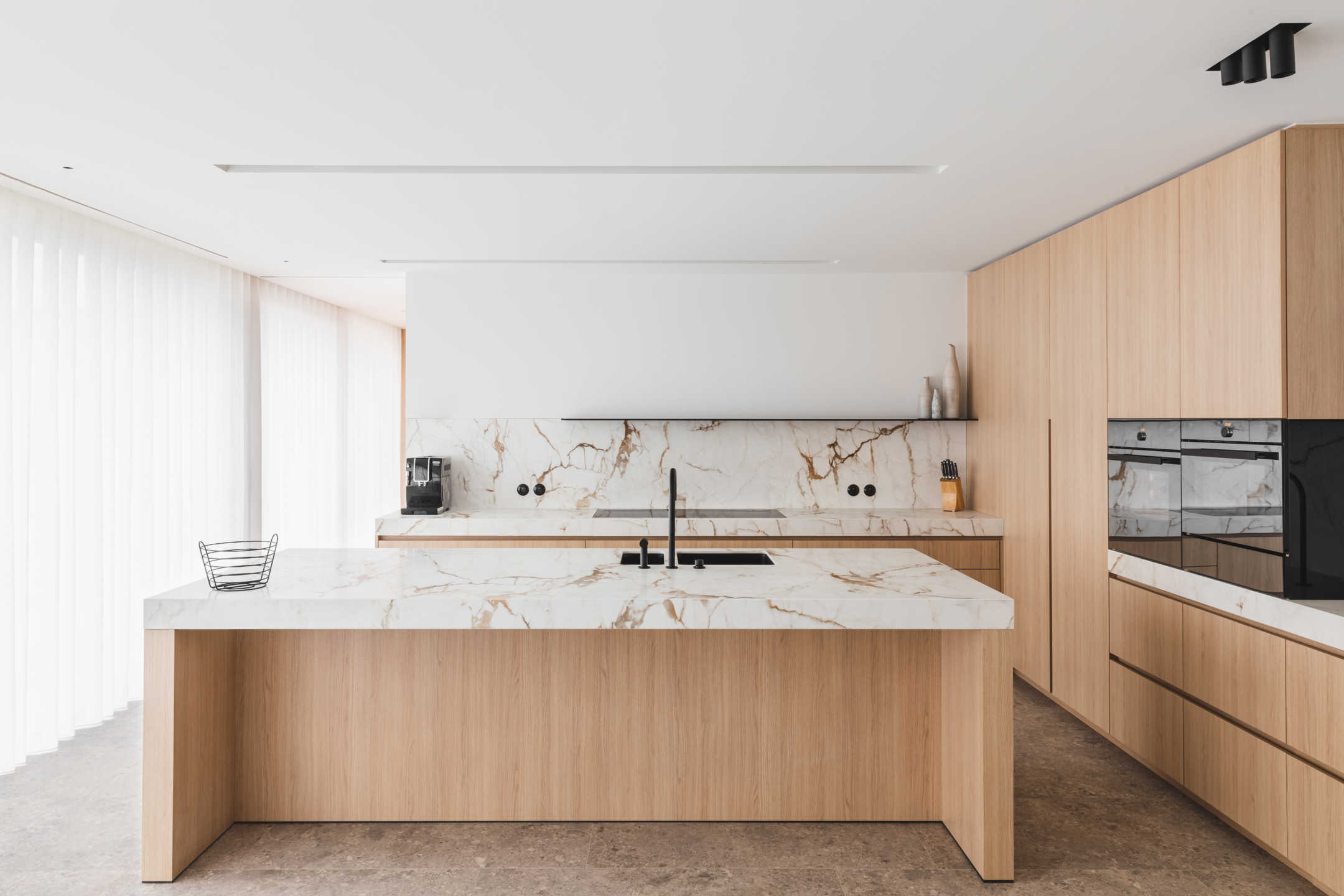 Lendelede - Zwarte designkraan in rustieke keuken