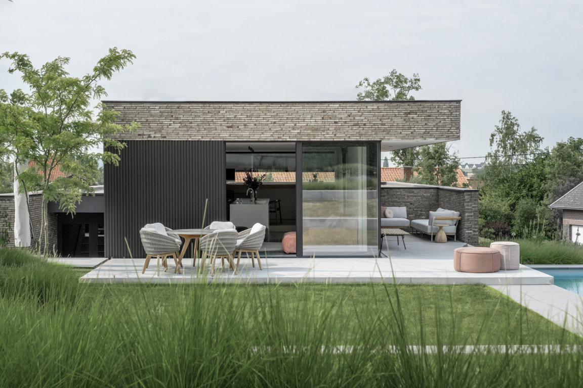 Anzegem - Strakke tuin met modern poolhouse