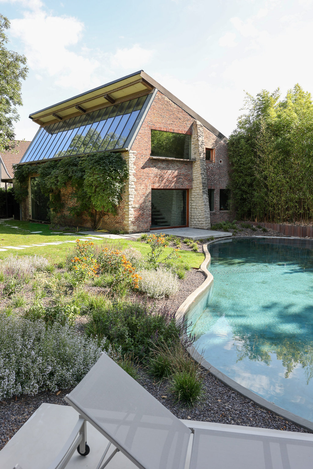 Grimbergen - Elegant tuinontwerp met speels zwembad en unieke carport