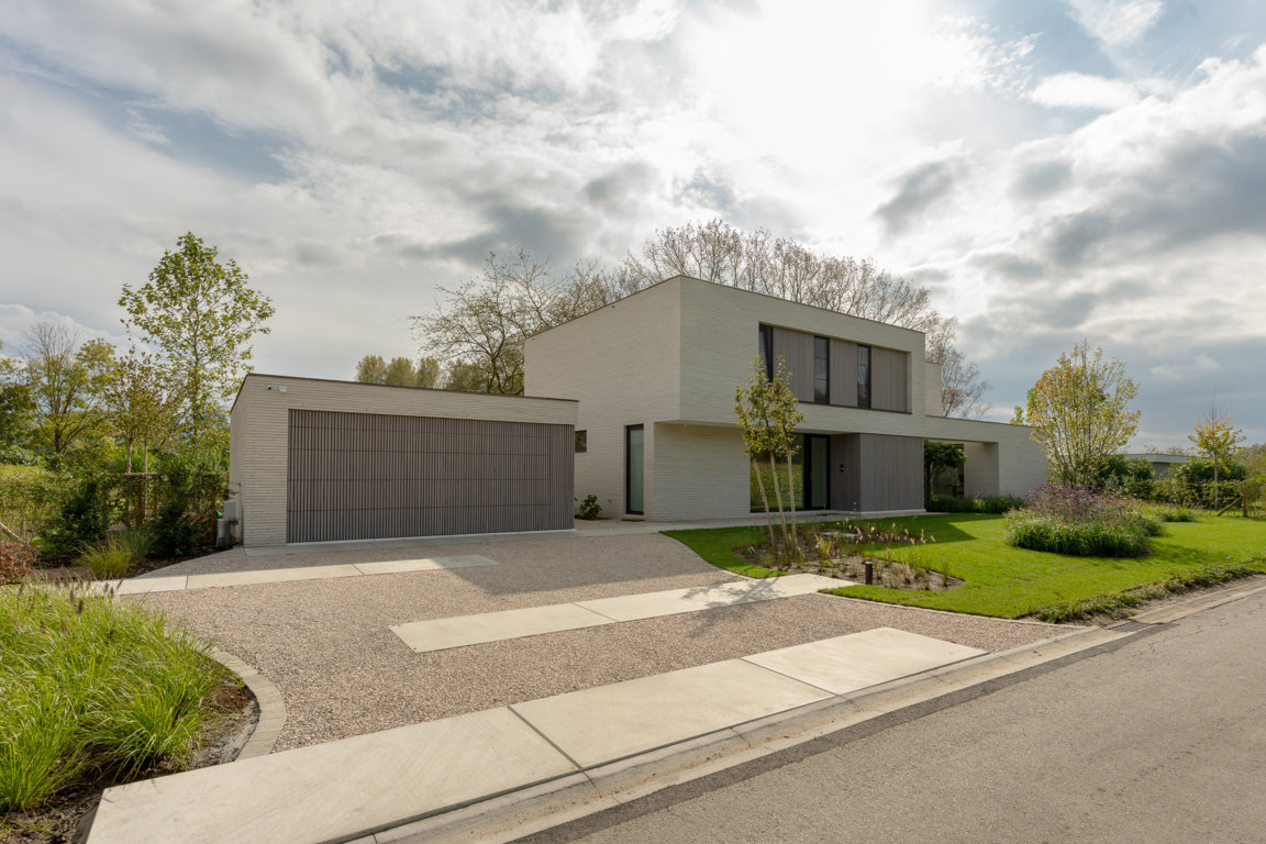 Kampenhout - Uitgestrekte villa met uniforme gevelbekleding en poort 