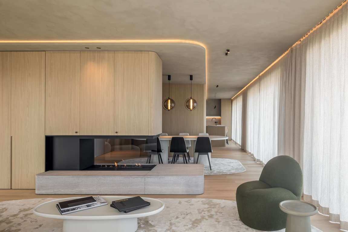 Knokke - Warme inrichting appartement met passende raamdecoratie