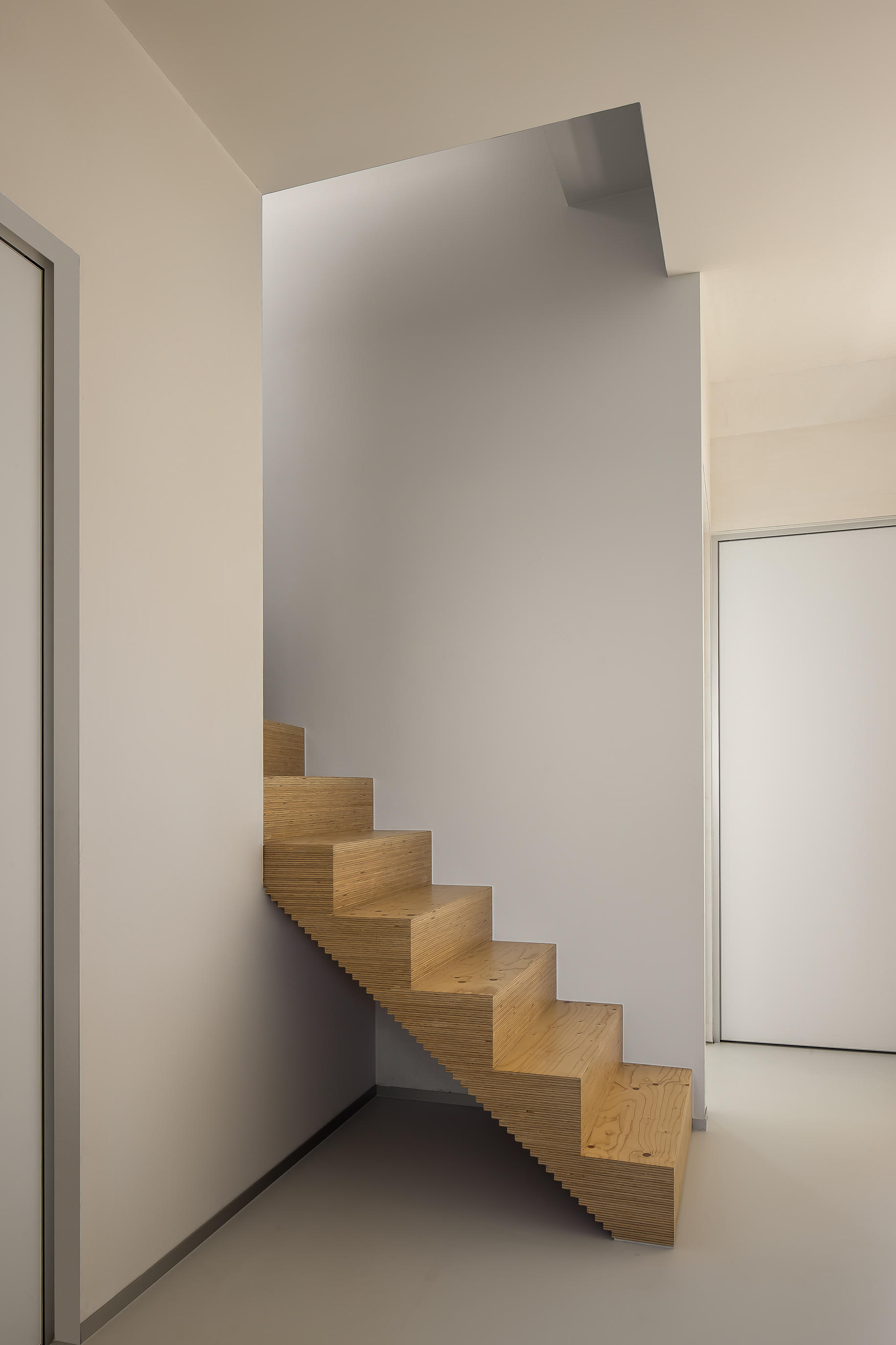 Trapdesign in gekartelde afwerking