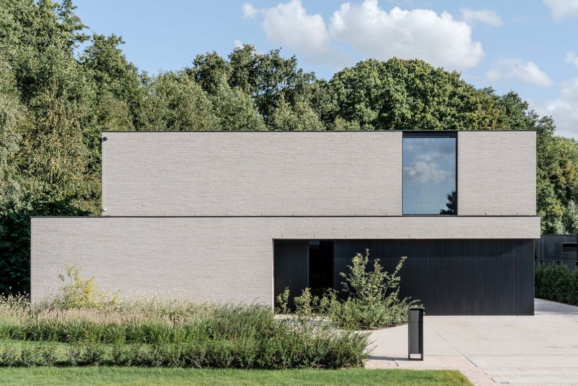 Anzegem - Strakke villa met lange gevelsteen