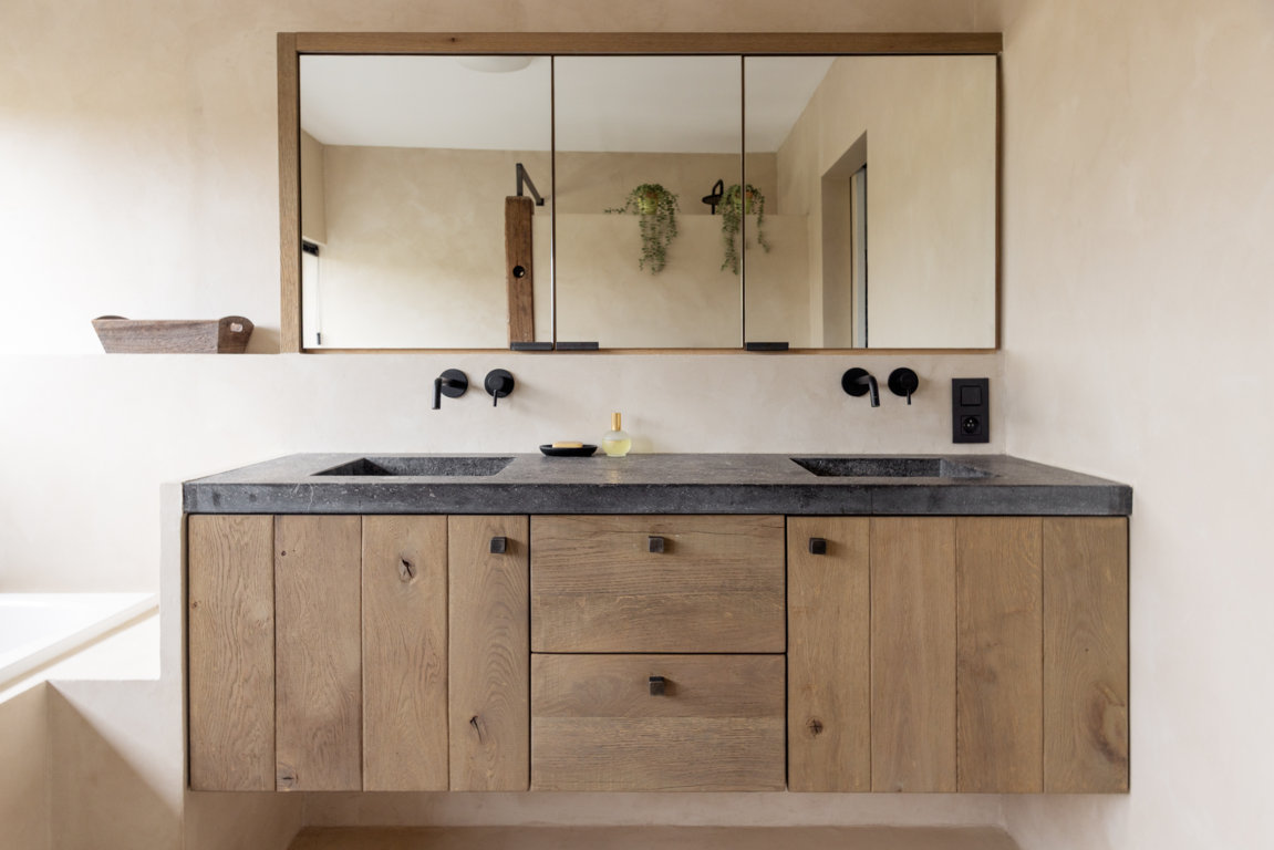 Maarkedal - Minimalistisch warm afgewerkte badkamer en douche
