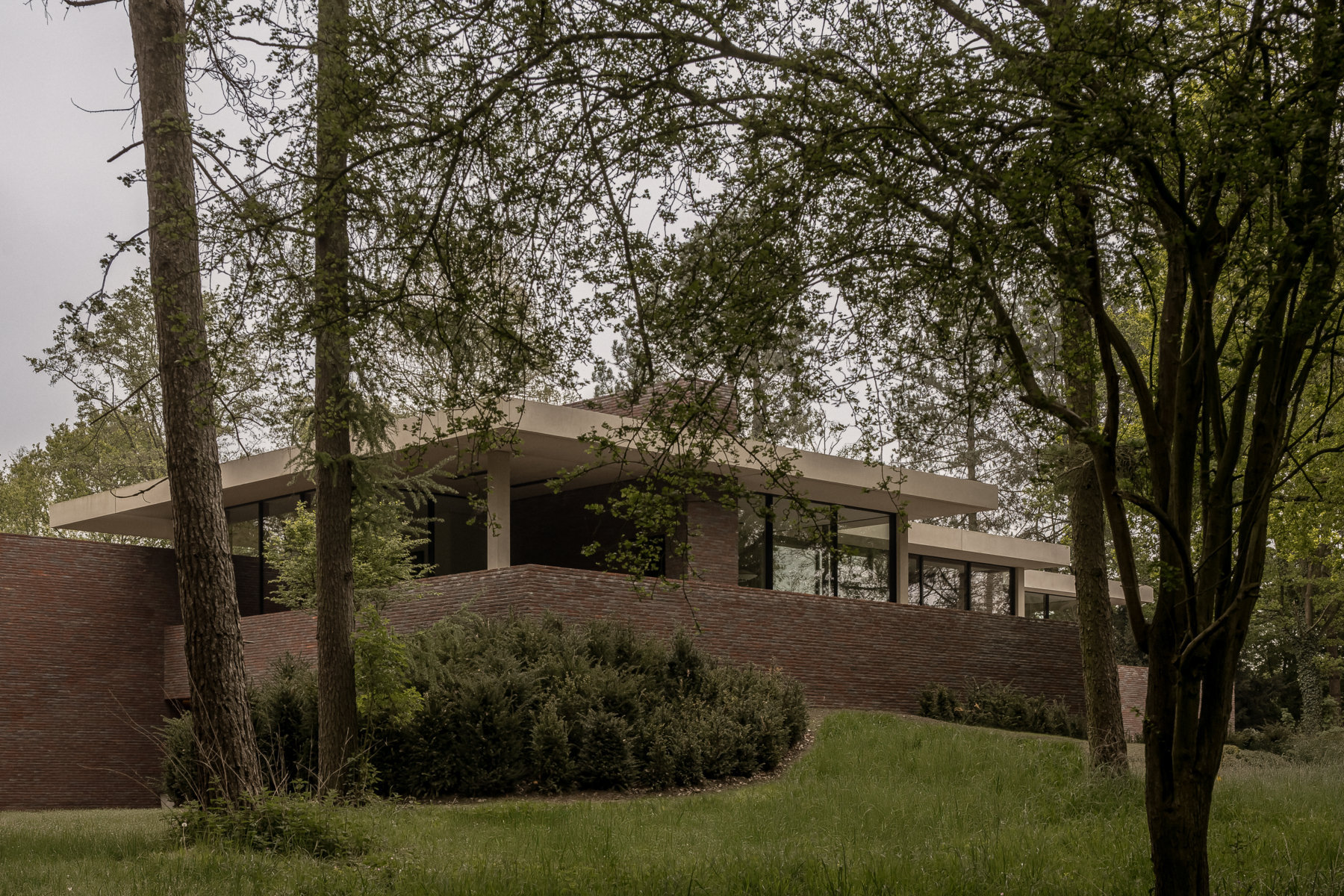 Zwevegem - Karaktervolle villa met zachte natuurtinten