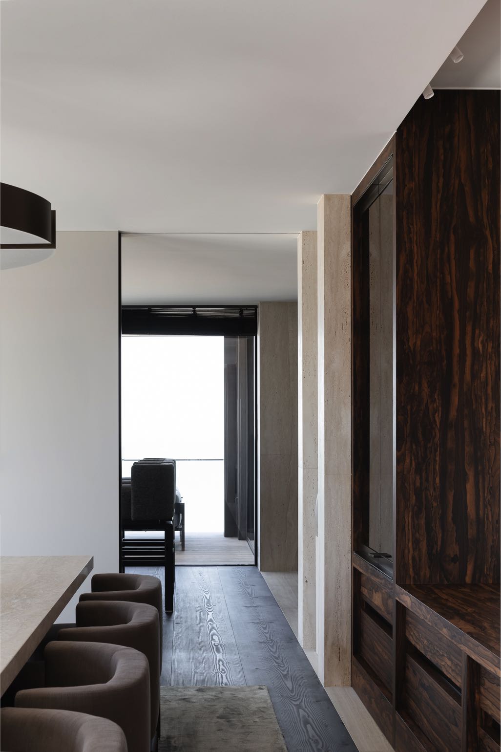 Knokke - Hedendaags interieur met donkere parketvloer