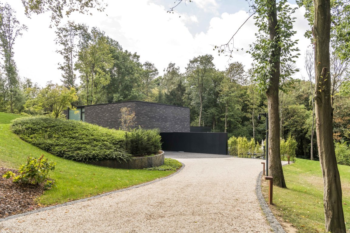 Waver - Villa met ruwe, donkere gevelsteen