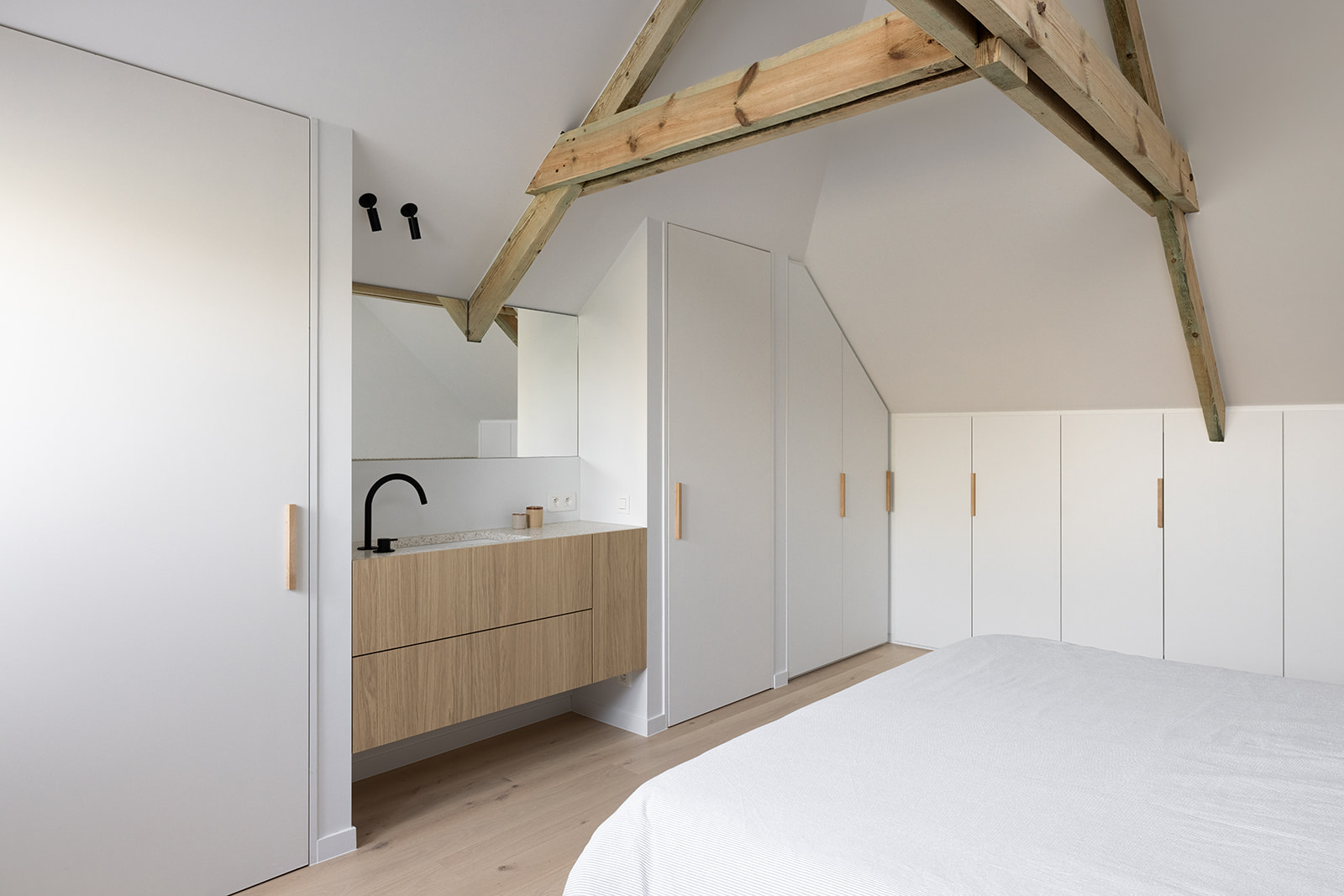 Aalst - Renovatie zolderruimte met warme, houten accenten