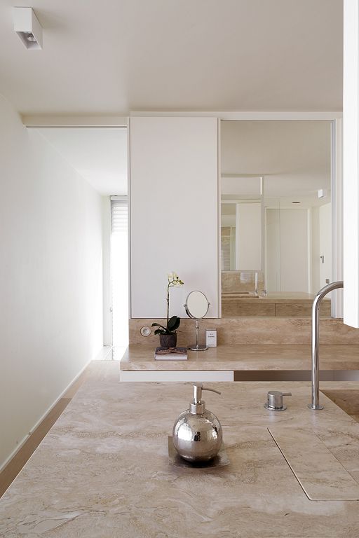 Badkamer in travertin natuursteen
