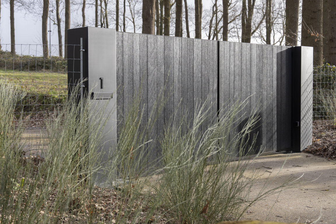 Tuinpoort met warme uitstraling