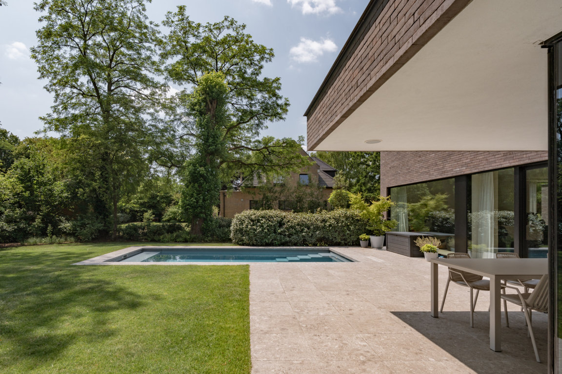 Zwijnaarde - Monoblok zwembad met plage en minimalistisch poolhouse