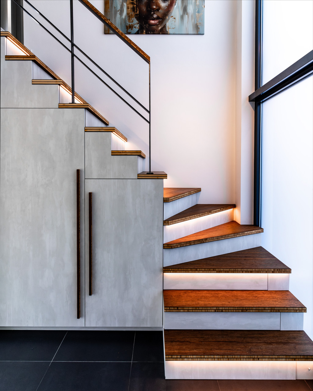 Moderne trapverlichting met LED-strips