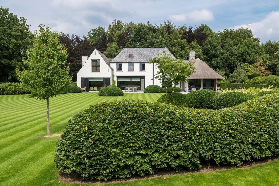 Hertsberge - The Black & White House