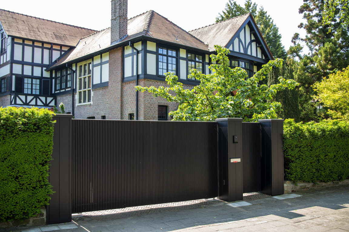 Wilrijk - Villa met elegante zwarte schuifpoort
