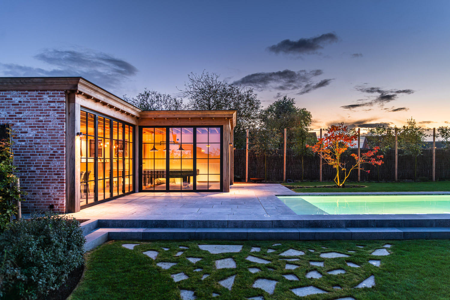 Sfeervolle tuin met poolhouse